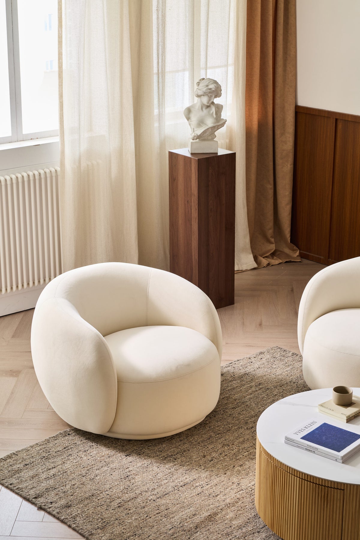 Modern Enveloping Single Sofa Chair – Cream White Velvet, Light Luxury Design for Living Room & Leisure Area