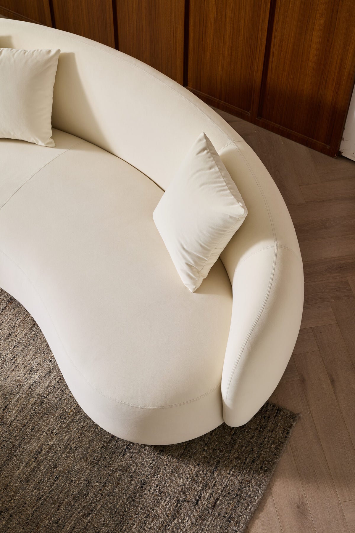 Modern Cashew-Shaped Sofa – Artistic Shape for Living Room & Leisure Area